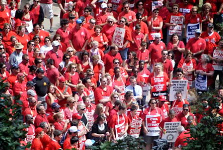 Hundreds of members of CWA Local 1122 rallied in Buffalo, N.Y., on Aug. 10. Photo by Unity @ Verizon
