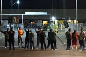 IAM Local 105 Members along with Glass Molders and Pottery Workers Local 59 Members picket the entrance of the Libbey Glass Toledo plant.