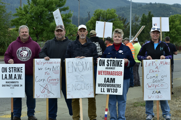 IAM District W24 Rallies in Oregon, Puts Tentative Agreement with Weyerhaeuser to Vote