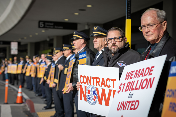 Machinists Union, Labor Coalition Rallies for ‘Contract Now’ with United Airlines