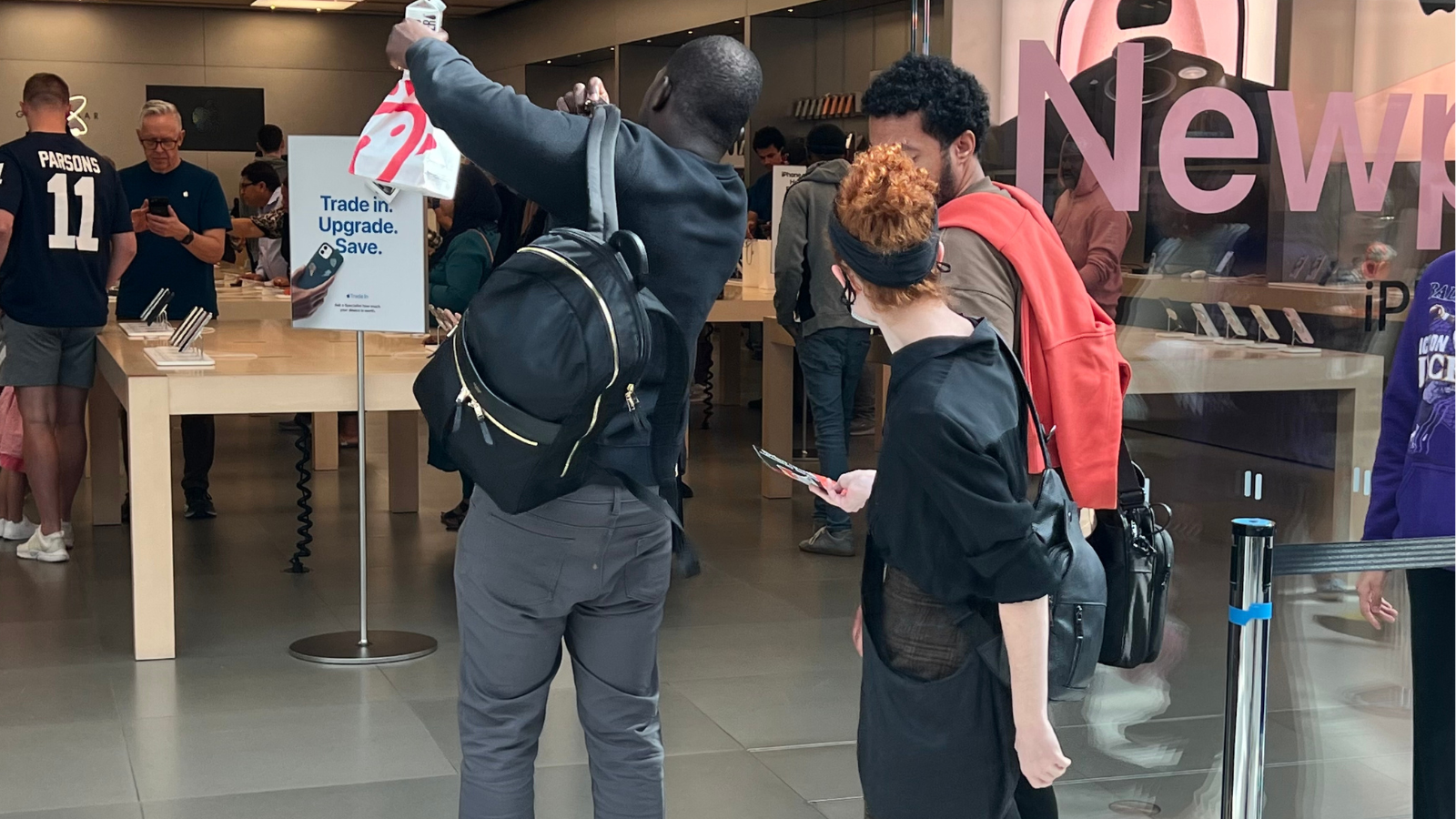 Amid iPhone 15’s Release, Maryland Community Groups Hold Informational Picket to Support Unionized Apple Workers as Tech Giant Continues Anti-Worker Practices